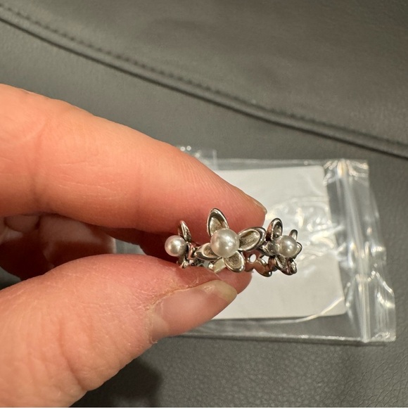 925 Sterling Silver Personality Flower Pearl Adjustable Ring - Picture 4 of 5